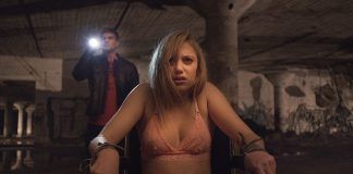 It Follows – «¡Tú la llevas!» dijo ella mientras se encendía un pitillo…